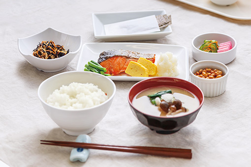 仙台育英学園高等学校学生寮の朝食例（和食）