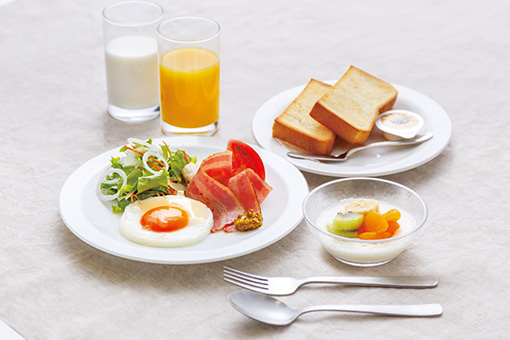仙台育英学園高等学校学生寮の朝食例（洋食）